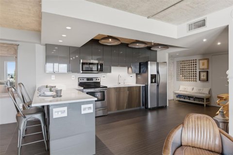 Condo in Saint Petersburg, Florida, 2 bedrooms  № 2393660 - photo 12