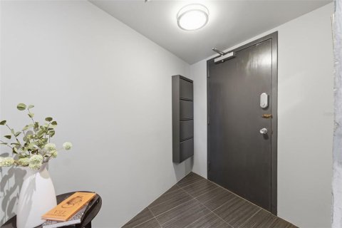 Condo in Saint Petersburg, Florida, 2 bedrooms  № 2393660 - photo 5