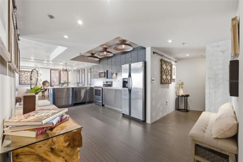 Condo in Saint Petersburg, Florida, 2 bedrooms  № 2393660 - photo 9