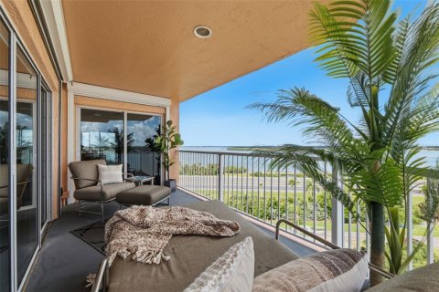Condo in Saint Petersburg, Florida, 2 bedrooms  № 2393660 - photo 18
