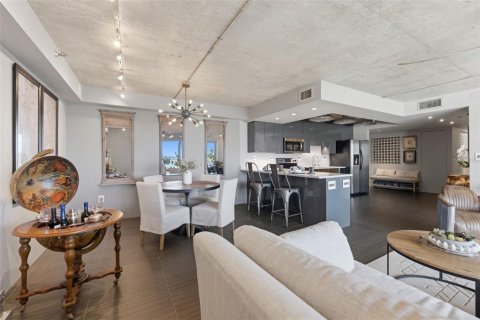 Condo in Saint Petersburg, Florida, 2 bedrooms  № 2393660 - photo 27