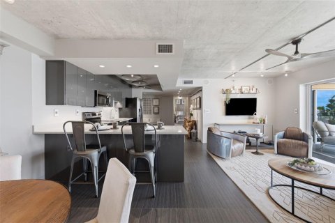 Condo in Saint Petersburg, Florida, 2 bedrooms  № 2393660 - photo 13