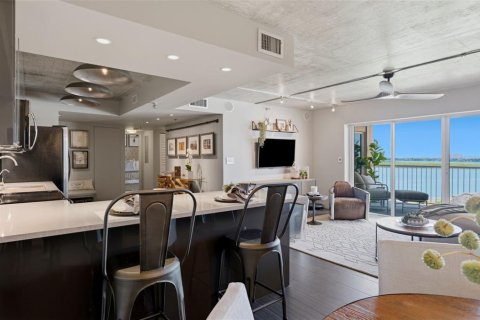 Condo in Saint Petersburg, Florida, 2 bedrooms  № 2393660 - photo 14