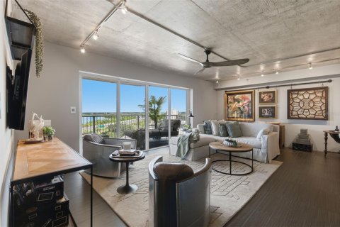 Condo in Saint Petersburg, Florida, 2 bedrooms  № 2393660 - photo 16