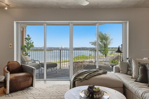 Condo in Saint Petersburg, Florida, 2 bedrooms  № 2393660 - photo 17