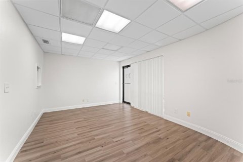 Propiedad comercial en alquiler en Tampa, Florida, 111.48 m2 № 1909329 - foto 11