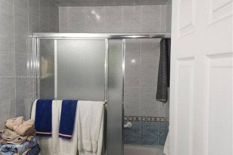 House in Dania Beach, Florida 3 bedrooms, 134.8 sq.m. № 1984758 - photo 14