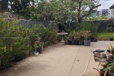 House in Dania Beach, Florida 3 bedrooms, 134.8 sq.m. № 1984758 - photo 21