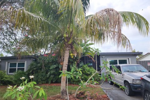 House in Dania Beach, Florida 3 bedrooms, 134.8 sq.m. № 1984758 - photo 1