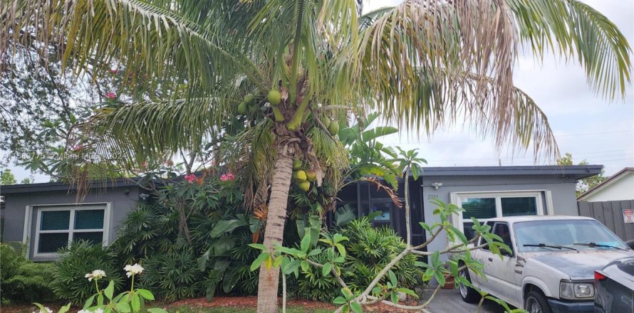 House in Dania Beach, Florida 3 bedrooms, 134.8 sq.m. № 1984758