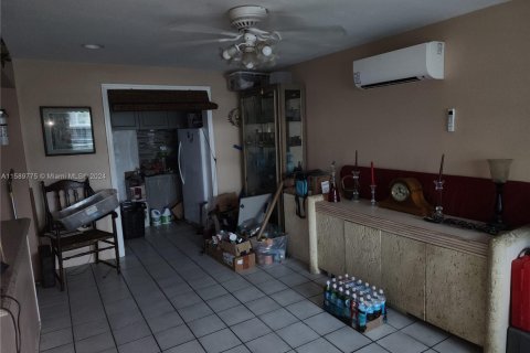 House in Dania Beach, Florida 3 bedrooms, 134.8 sq.m. № 1984758 - photo 2