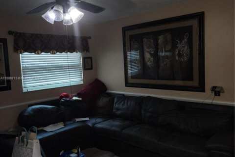 House in Dania Beach, Florida 3 bedrooms, 134.8 sq.m. № 1984758 - photo 13