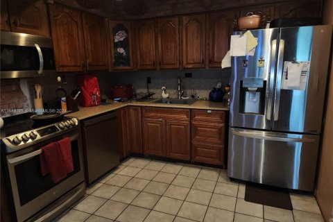 House in Dania Beach, Florida 3 bedrooms, 134.8 sq.m. № 1984758 - photo 10