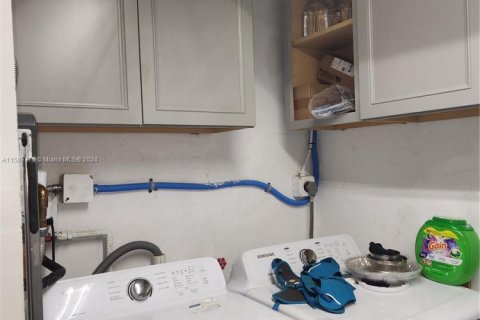 House in Dania Beach, Florida 3 bedrooms, 134.8 sq.m. № 1984758 - photo 5