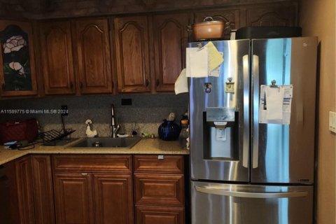 House in Dania Beach, Florida 3 bedrooms, 134.8 sq.m. № 1984758 - photo 12