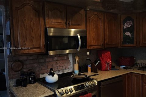 House in Dania Beach, Florida 3 bedrooms, 134.8 sq.m. № 1984758 - photo 11