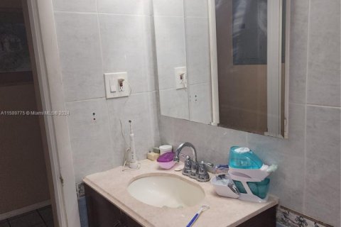 House in Dania Beach, Florida 3 bedrooms, 134.8 sq.m. № 1984758 - photo 15