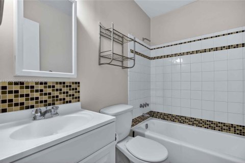 Villa ou maison à vendre à El Portal, Floride: 5 chambres, 224.82 m2 № 2021905 - photo 23