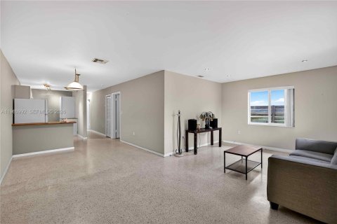 Villa ou maison à vendre à El Portal, Floride: 5 chambres, 224.82 m2 № 2021905 - photo 10