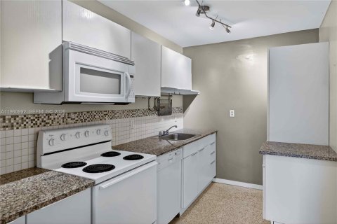 Villa ou maison à vendre à El Portal, Floride: 5 chambres, 224.82 m2 № 2021905 - photo 16