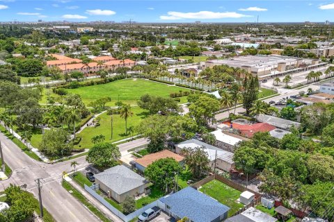 House in Hollywood, Florida 3 bedrooms, 107.77 sq.m. № 1836282 - photo 26