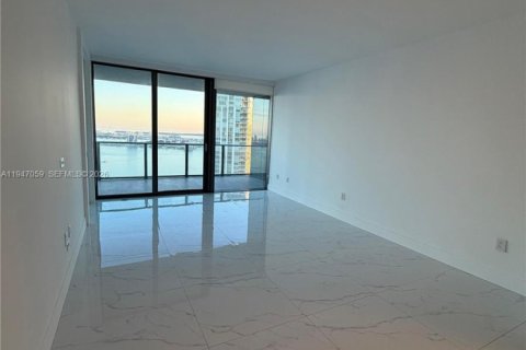 Condominio en alquiler en Miami, Florida, 2 dormitorios, 99.13 m2 № 2003882 - foto 11