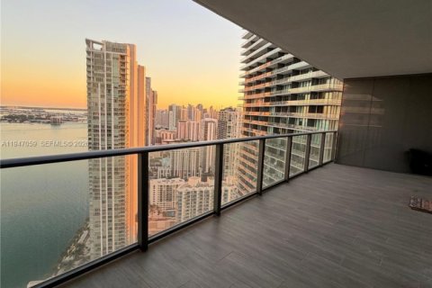 Condominio en alquiler en Miami, Florida, 2 dormitorios, 99.13 m2 № 2003882 - foto 2