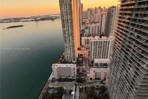 Condominio en alquiler en Miami, Florida, 2 dormitorios, 99.13 m2 № 2003882 - foto 4