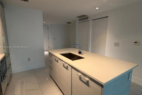 Condominio en alquiler en Miami, Florida, 2 dormitorios, 99.13 m2 № 2003882 - foto 9