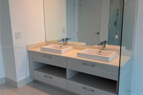 Condominio en alquiler en Miami, Florida, 2 dormitorios, 99.13 m2 № 2003882 - foto 15