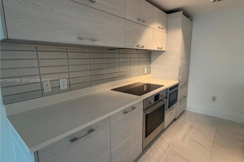 Condominio en alquiler en Miami, Florida, 2 dormitorios, 99.13 m2 № 2003882 - foto 10