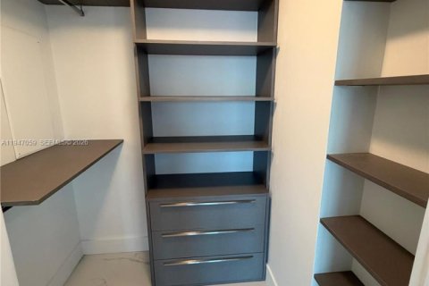 Condominio en alquiler en Miami, Florida, 2 dormitorios, 99.13 m2 № 2003882 - foto 18