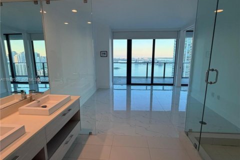 Condominio en alquiler en Miami, Florida, 2 dormitorios, 99.13 m2 № 2003882 - foto 14