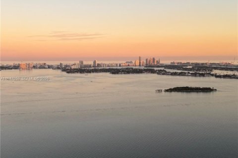 Condominio en alquiler en Miami, Florida, 2 dormitorios, 99.13 m2 № 2003882 - foto 3