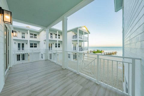 Townhouse in Islamorada, Village of Islands, Florida 3 bedrooms, 156.08 sq.m. № 996117 - photo 1