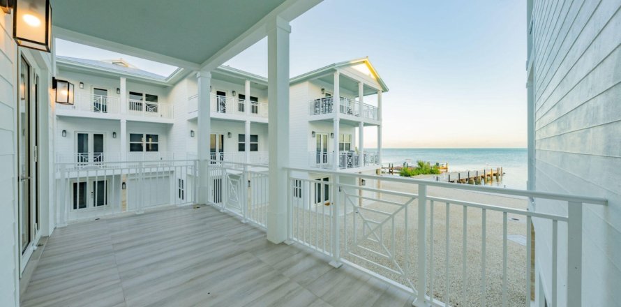 Townhouse in Islamorada, Village of Islands, Florida 3 bedrooms, 156.08 sq.m. № 996117