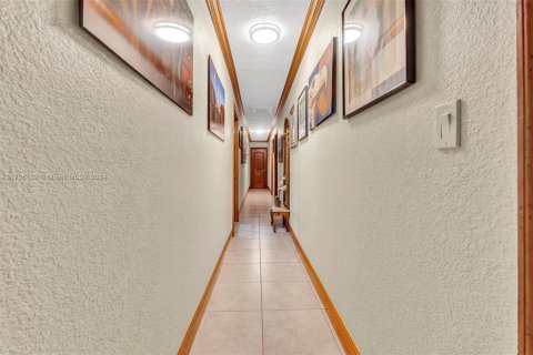 Casa en venta en Miami, Florida, 5 dormitorios, 390.38 m2 № 1869953 - foto 20