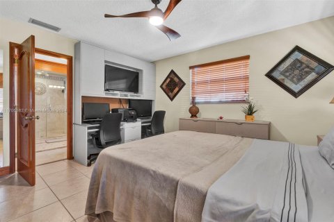 Casa en venta en Miami, Florida, 5 dormitorios, 390.38 m2 № 1869953 - foto 16