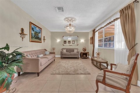 Casa en venta en Miami, Florida, 5 dormitorios, 390.38 m2 № 1869953 - foto 5