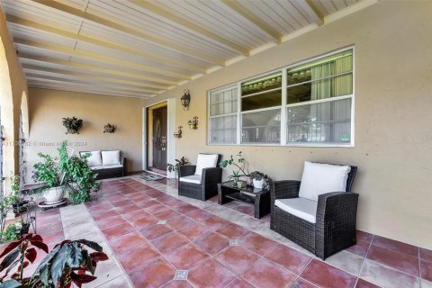 Casa en venta en Miami, Florida, 5 dormitorios, 390.38 m2 № 1869953 - foto 4