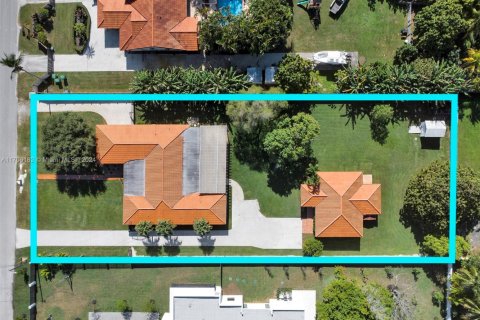 Casa en venta en Miami, Florida, 5 dormitorios, 390.38 m2 № 1869953 - foto 2