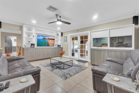 Casa en venta en Miami, Florida, 5 dormitorios, 390.38 m2 № 1869953 - foto 13