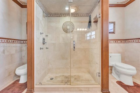 Casa en venta en Miami, Florida, 5 dormitorios, 390.38 m2 № 1869953 - foto 21