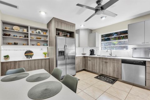 Casa en venta en Miami, Florida, 5 dormitorios, 390.38 m2 № 1869953 - foto 8