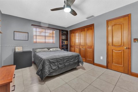 Casa en venta en Miami, Florida, 5 dormitorios, 390.38 m2 № 1869953 - foto 25