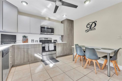 Casa en venta en Miami, Florida, 5 dormitorios, 390.38 m2 № 1869953 - foto 9