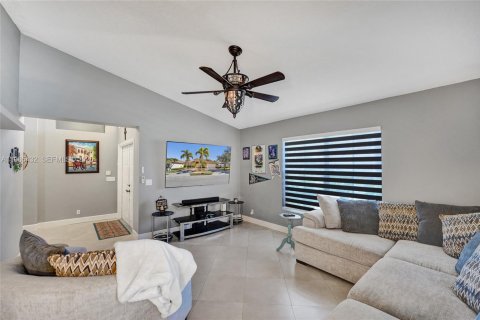 Купить виллу или дом в Пемброк-Пайнс, Флорида 4 спальни, 241.92м2, № 2027115 - фото 15