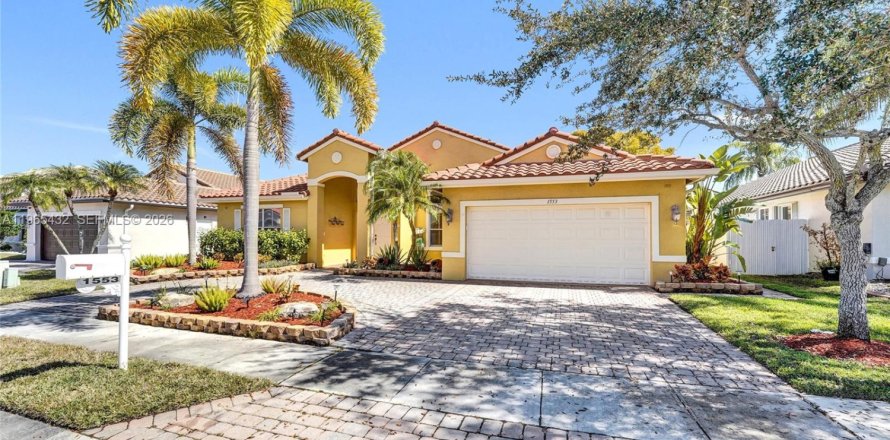 Дом в Пемброк-Пайнс, Флорида 4 спальни, 241.92м2 № 2027115