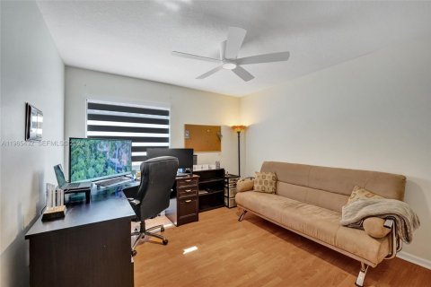 Купить виллу или дом в Пемброк-Пайнс, Флорида 4 спальни, 241.92м2, № 2027115 - фото 20