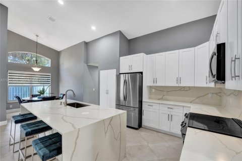 Купить виллу или дом в Пемброк-Пайнс, Флорида 4 спальни, 241.92м2, № 2027115 - фото 10